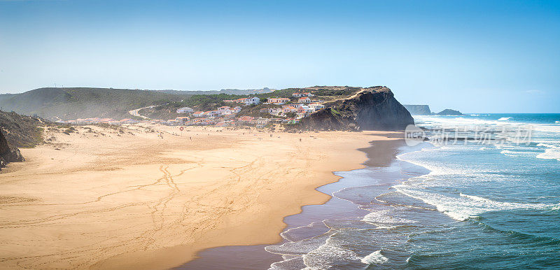 风景蒙特克莱里戈海滩在葡萄牙的西部海岸线，阿尔加维。欧洲葡萄牙科斯塔维琴蒂纳Aljezur附近的Praia Monte Clerigo